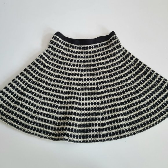 Premise black and beige fuzzy warm skirt. - Picture 3 of 11
